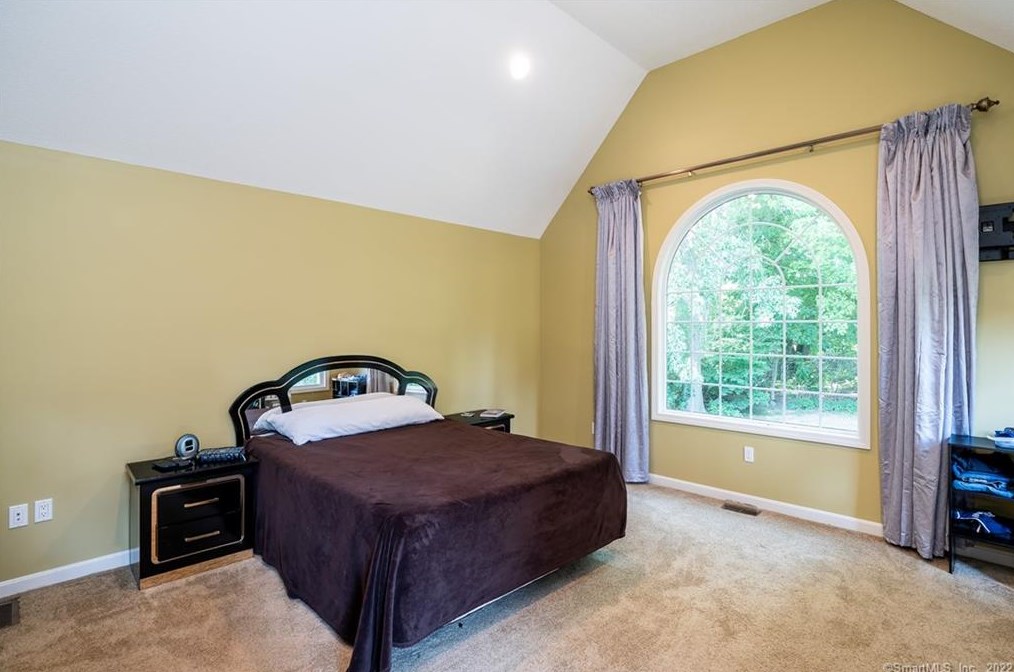 8 Dara Ln, Suffield CT 06078-2370 exterior