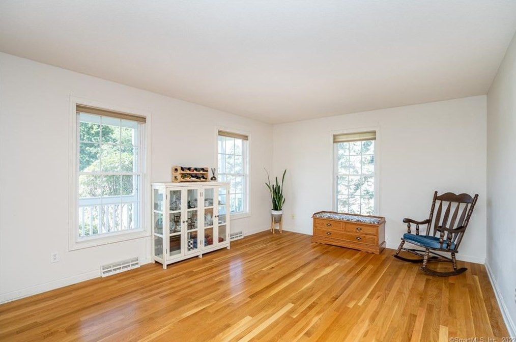 8 Dara Ln, Suffield CT 06078-2370 exterior