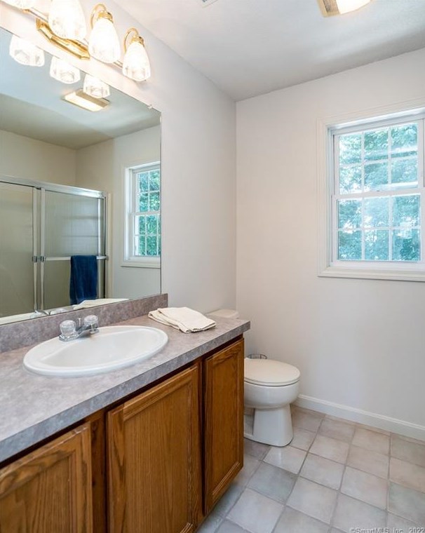 8 Dara Ln, Suffield CT 06078-2370 exterior