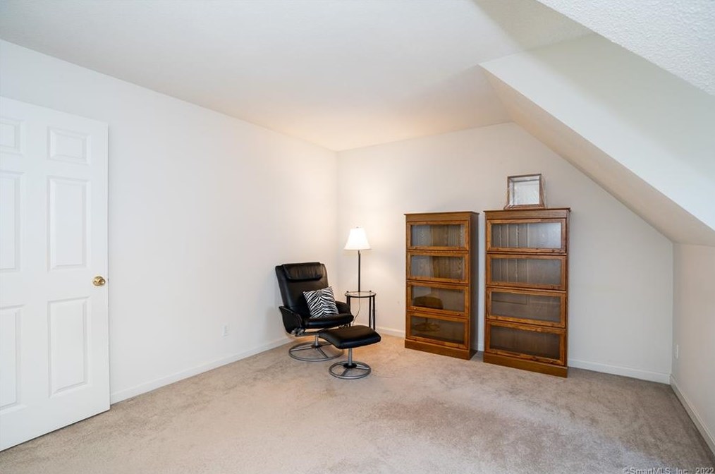 8 Dara Ln, Suffield CT 06078-2370 exterior