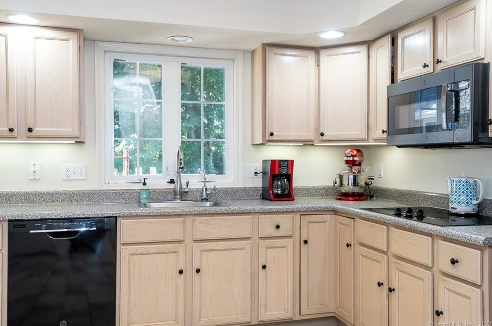 8 Dara Ln, Suffield CT 06078-2370 exterior