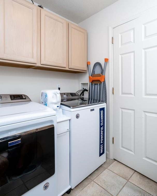 8 Dara Ln, Suffield CT 06078-2370 exterior