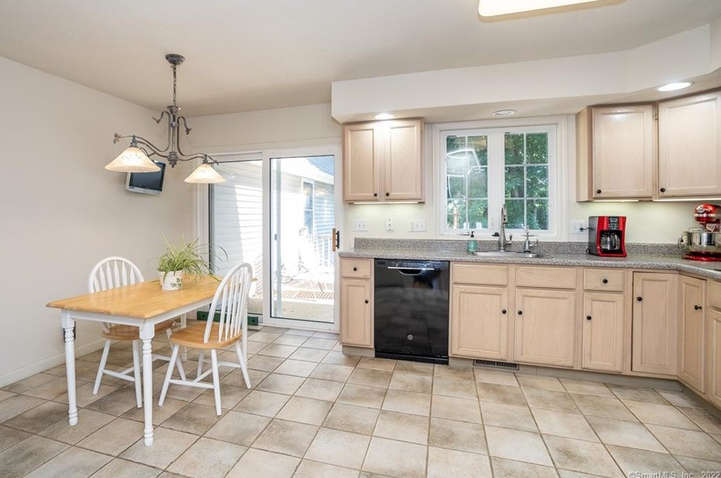 8 Dara Ln, Suffield CT 06078-2370 exterior