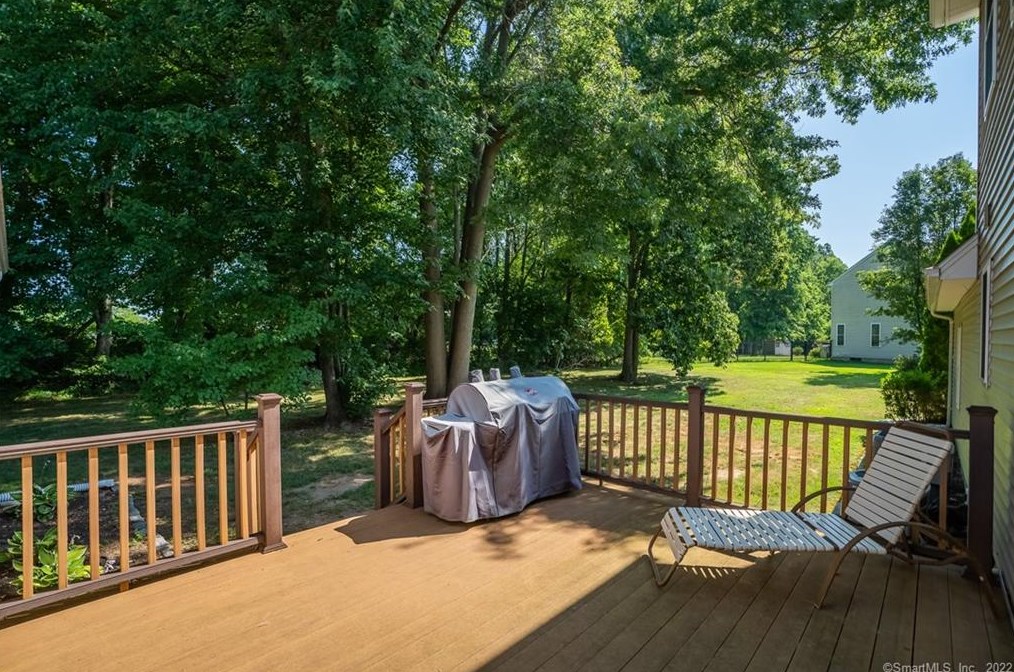 8 Dara Ln, Suffield CT 06078-2370 exterior