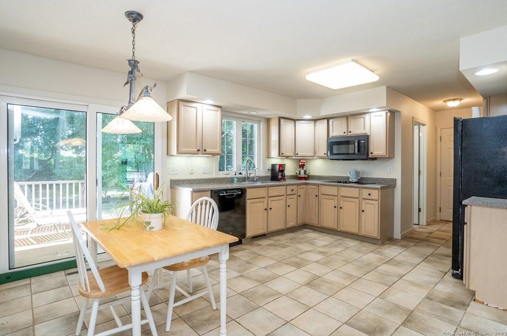 8 Dara Ln, Suffield CT 06078-2370 exterior