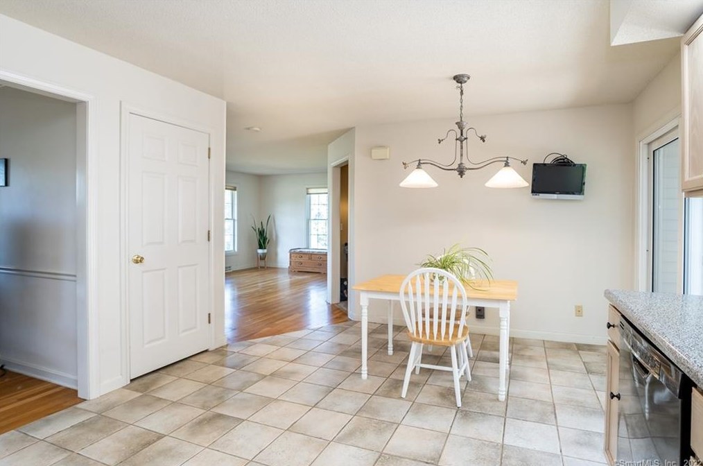 8 Dara Ln, Suffield CT 06078-2370 exterior