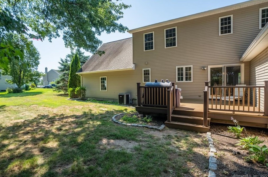 8 Dara Ln, Suffield CT 06078-2370 exterior