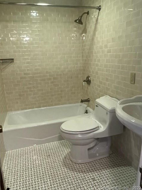 1 Linden Pl, Hartford CT 06106-1748 exterior