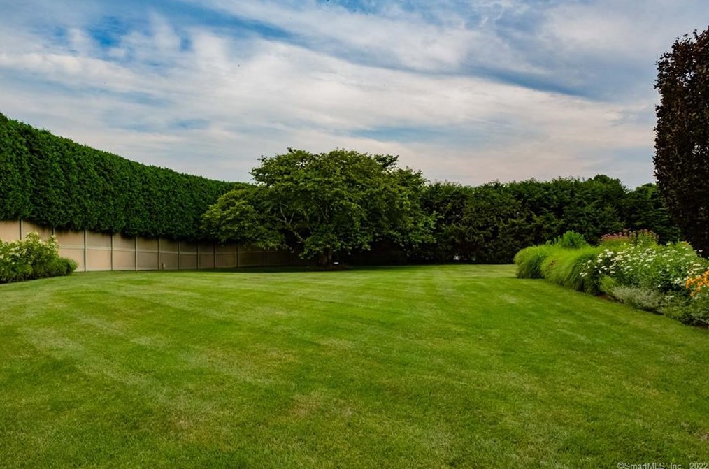 15 Bluewater Hl, Westport CT 06880-6505 exterior