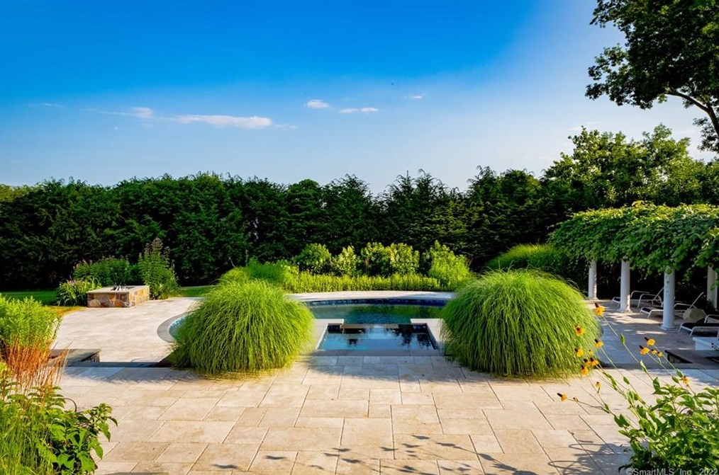 15 Bluewater Hl, Westport CT 06880-6505 exterior