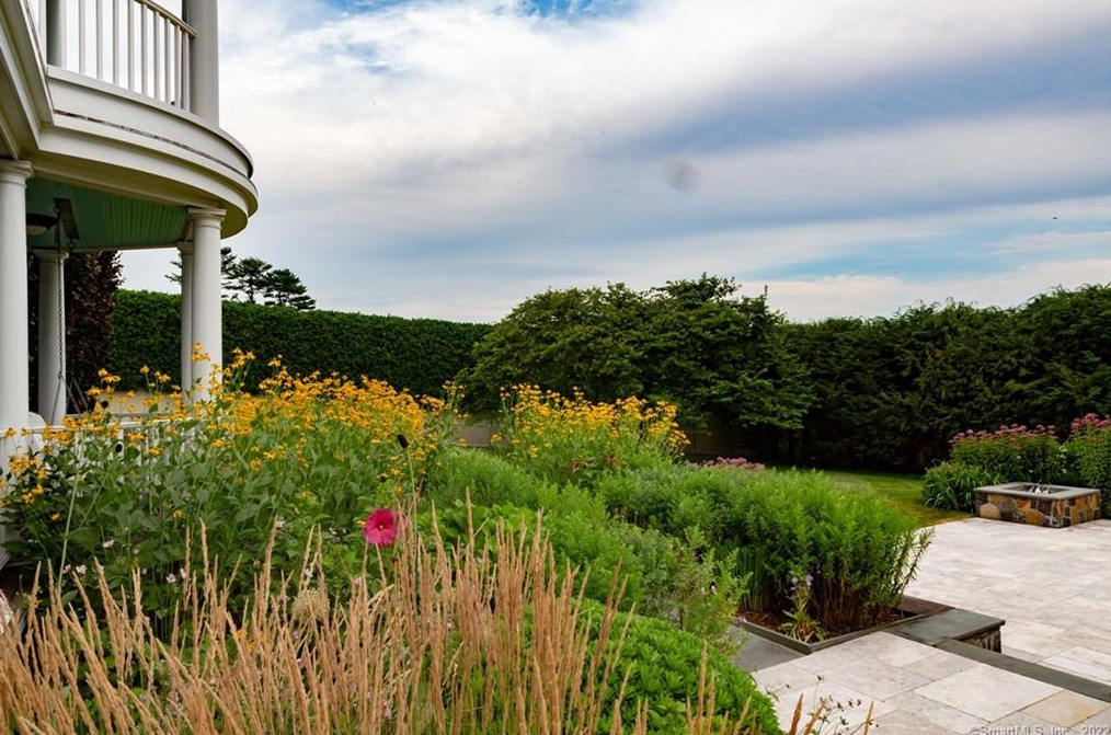 15 Bluewater Hl, Westport CT 06880-6505 exterior