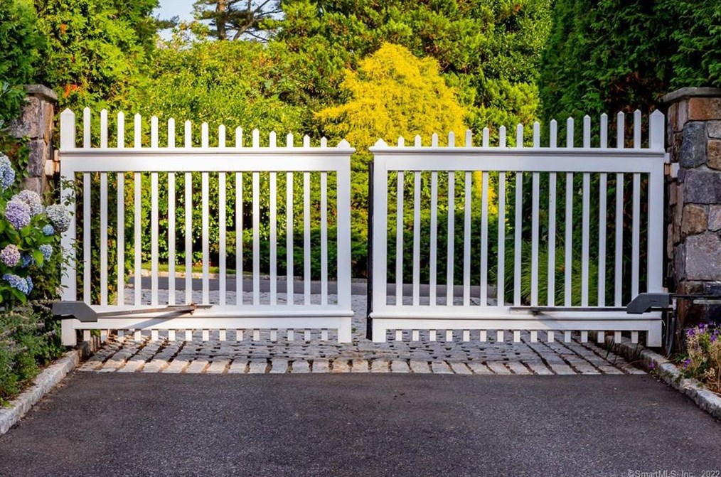 15 Bluewater Hl, Westport CT 06880-6505 exterior