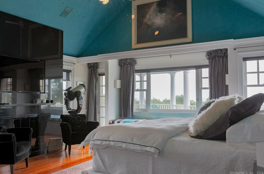 15 Bluewater Hl, Westport CT 06880-6505 exterior