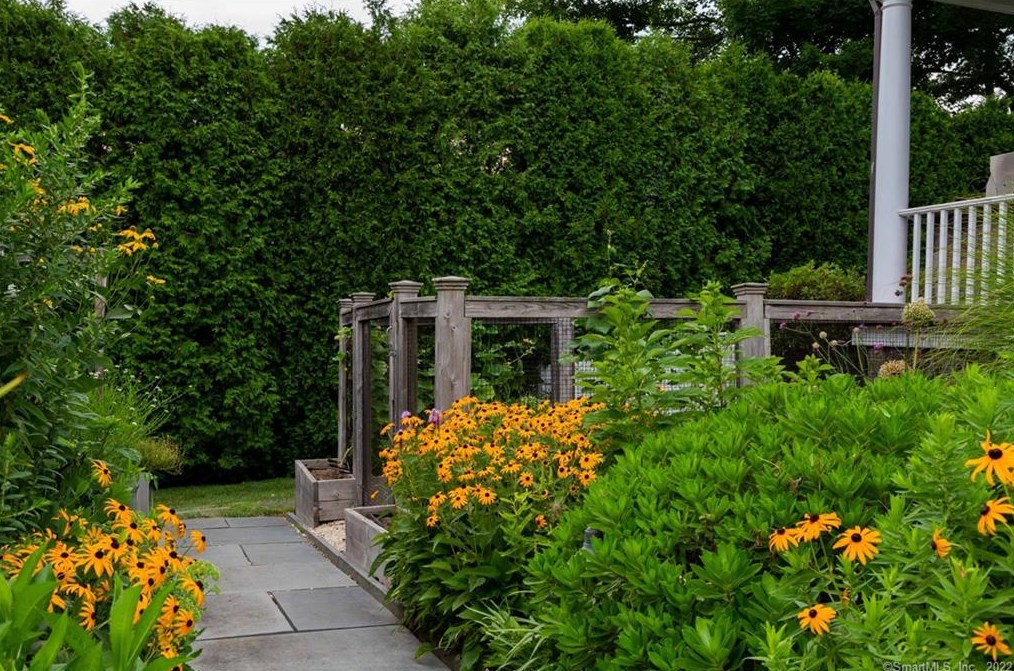 15 Bluewater Hl, Westport CT 06880-6505 exterior