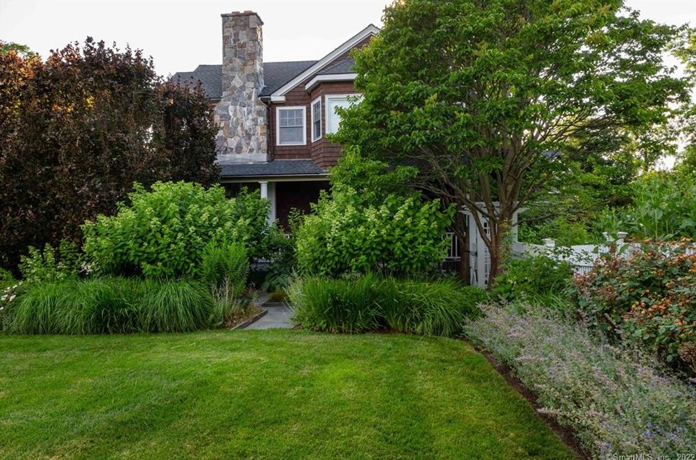 15 Bluewater Hl, Westport CT 06880-6505 exterior