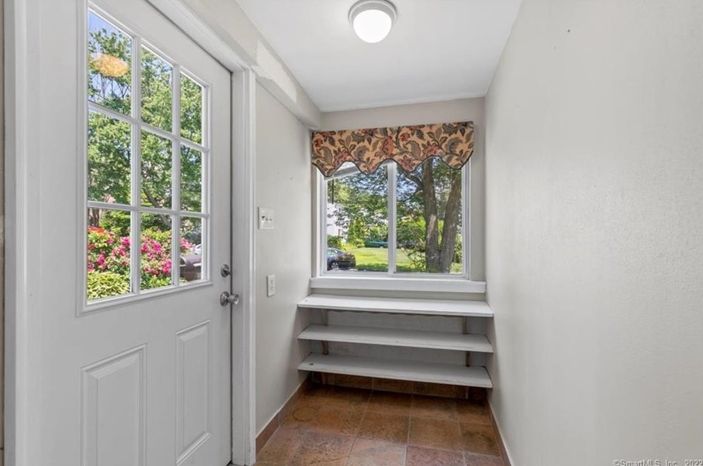 83 Beacon View Dr, Fairfield CT  06825-3704 exterior