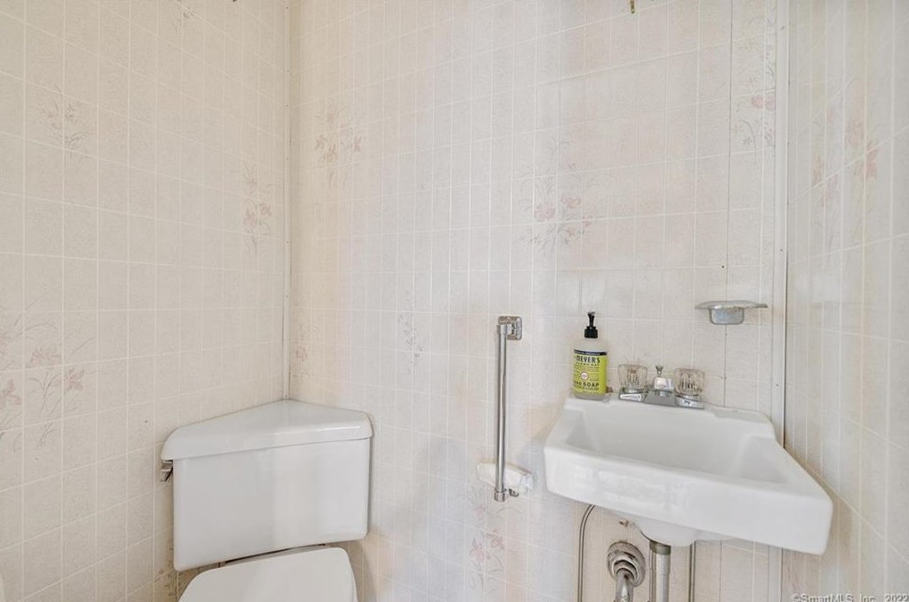 152 Glendale Ave, Hartford CT 06106-3004 exterior