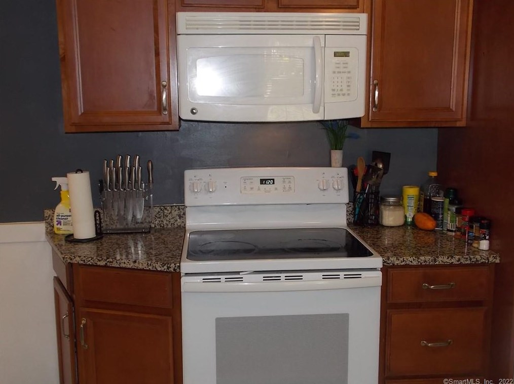 3 Stebbins Brook Ln, Simsbury CT  06070-2452 exterior