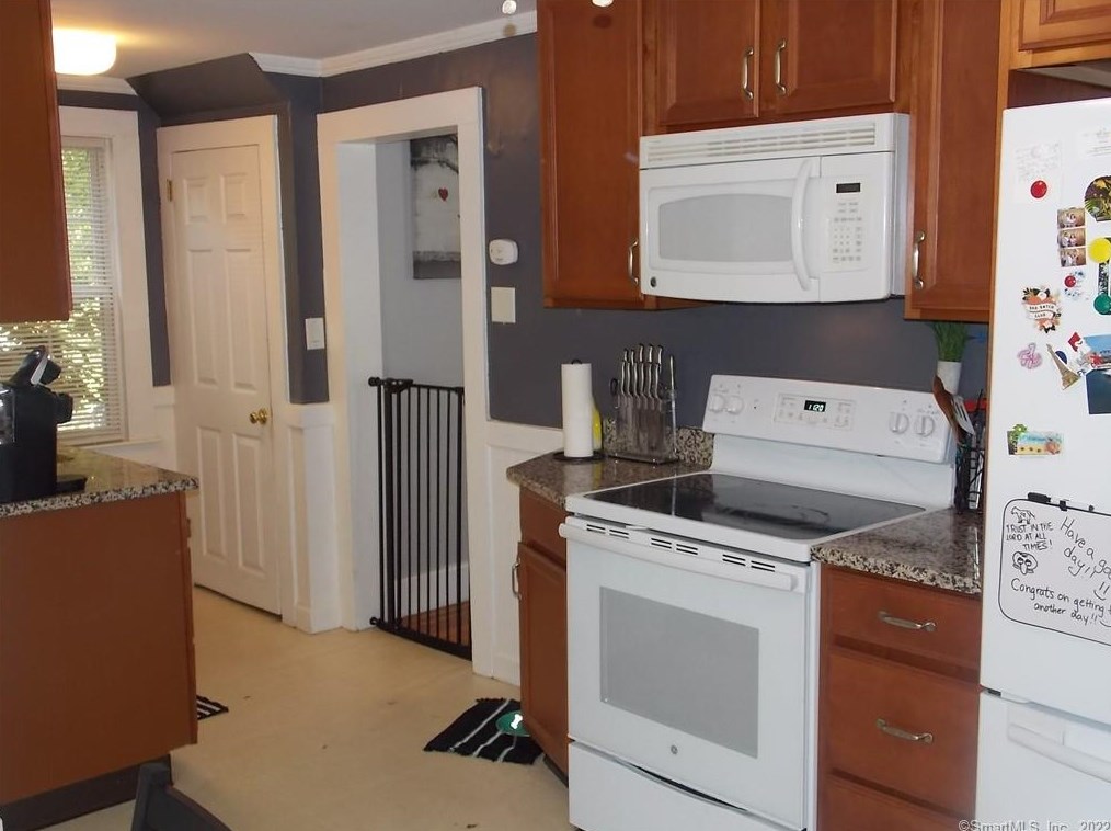 3 Stebbins Brook Ln, Simsbury CT  06070-2452 exterior