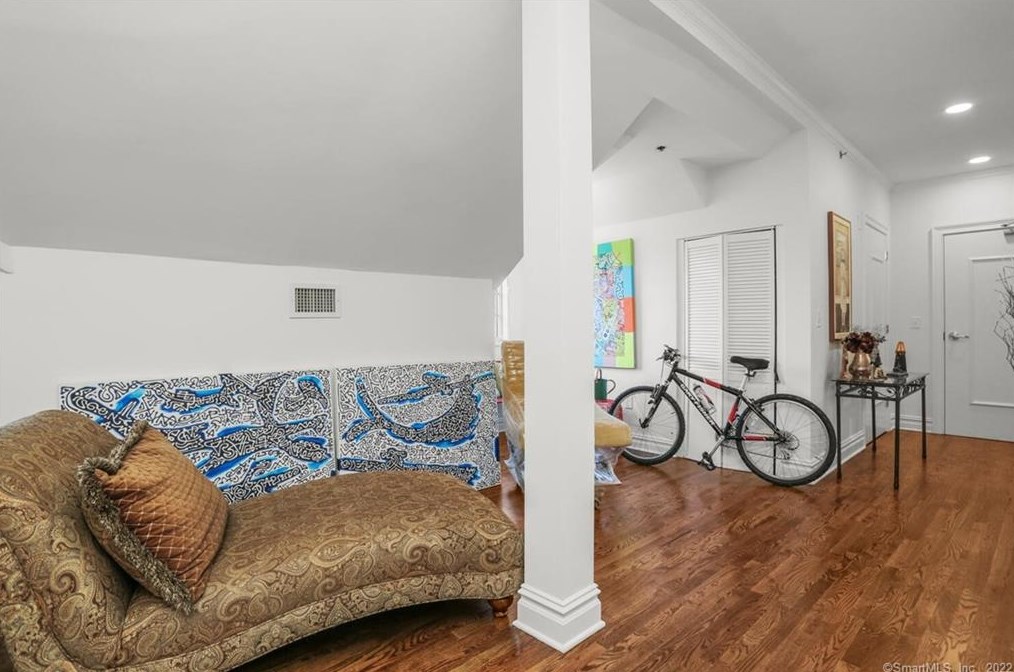 1125 Post Rd, Fairfield CT  06824-6005 exterior