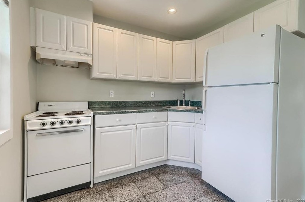 6 Bolton Ln, Westport CT  06880-2324 exterior