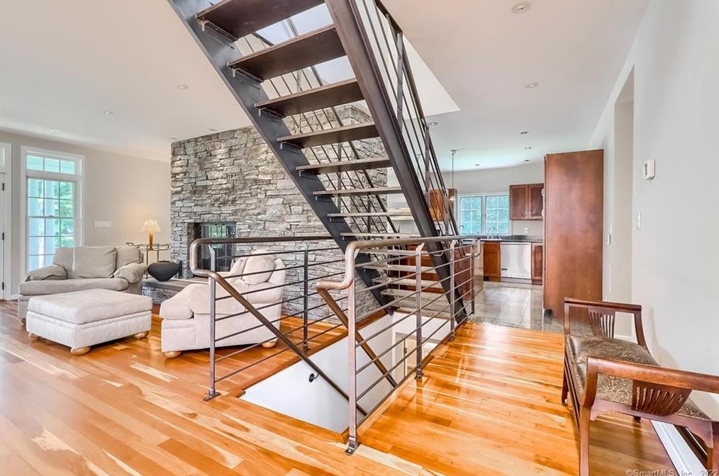 6 Bolton Ln, Westport CT  06880-2324 exterior