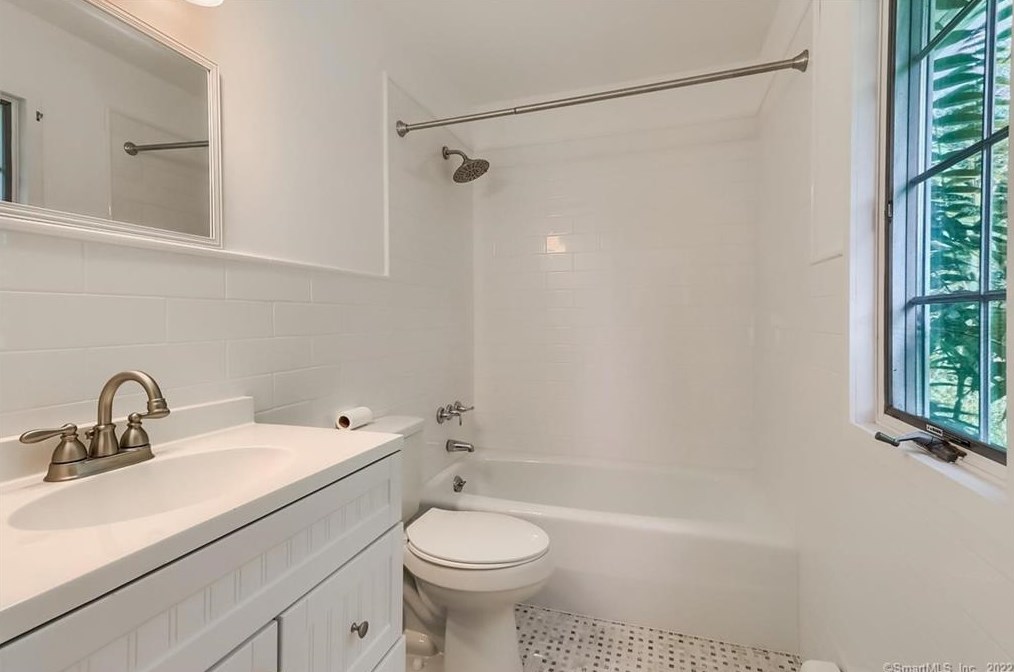 6 Bolton Ln, Westport CT  06880-2324 exterior