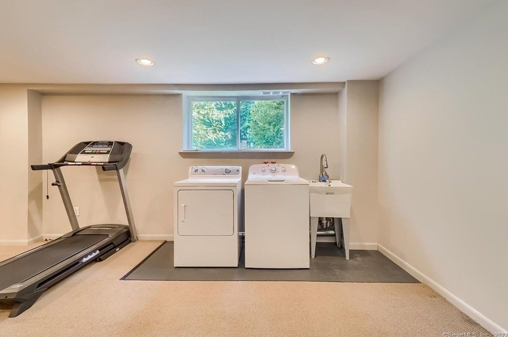 6 Bolton Ln, Westport CT  06880-2324 exterior