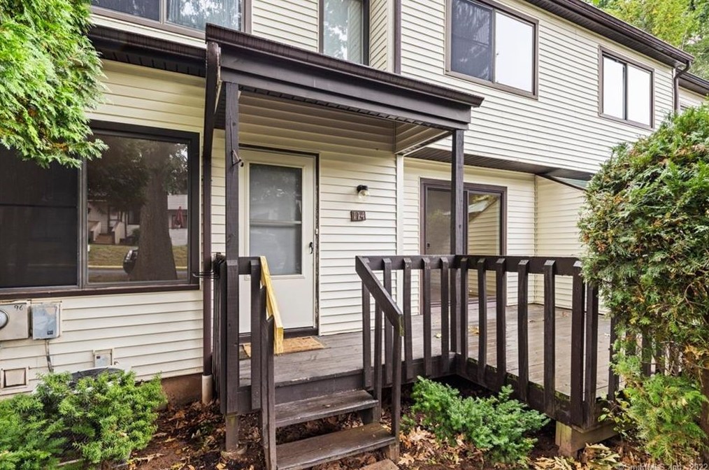 114 Cottonwood Rd, Hartford CT  06111-4211 exterior