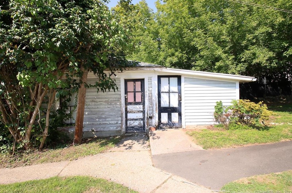 19 Walnut St, Winsted CT  06098-1719 exterior