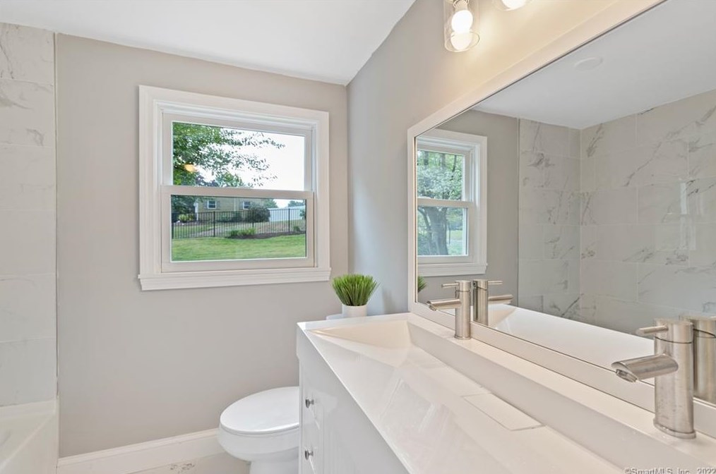 29 Barry Ln, Simsbury CT  06070-2001 exterior