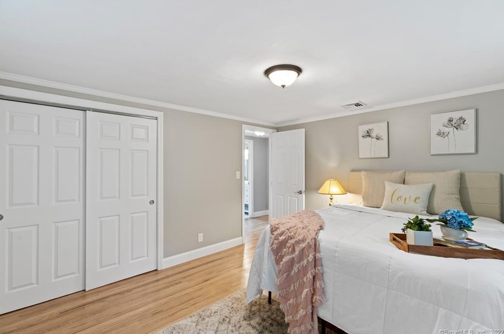 29 Barry Ln, Simsbury CT  06070-2001 exterior