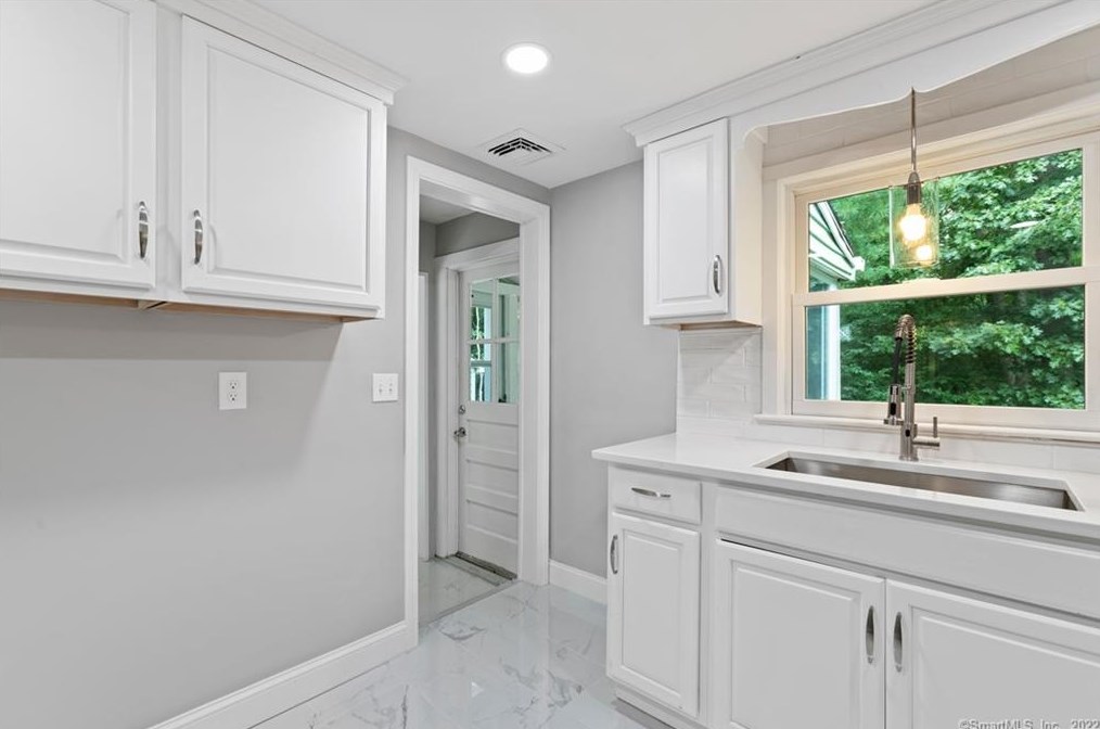 29 Barry Ln, Simsbury CT  06070-2001 exterior