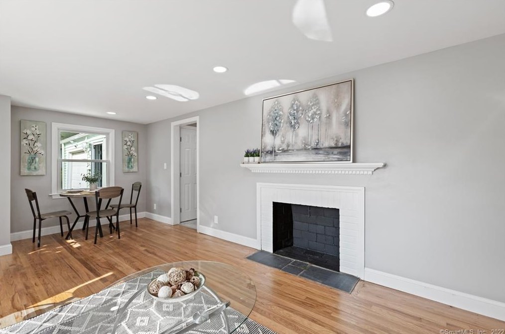 29 Barry Ln, Simsbury CT  06070-2001 exterior