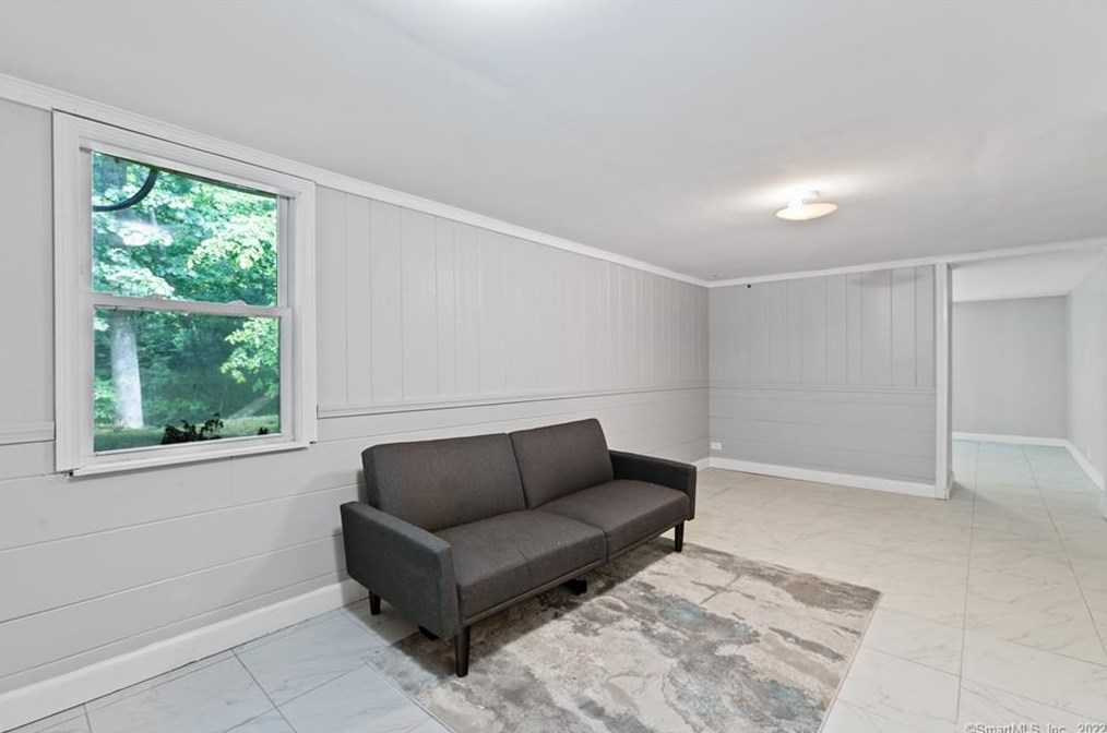 29 Barry Ln, Simsbury CT  06070-2001 exterior