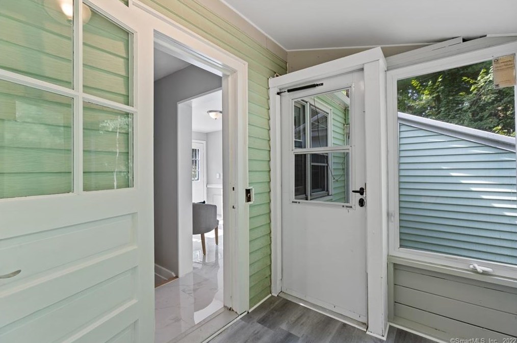 29 Barry Ln, Simsbury CT  06070-2001 exterior