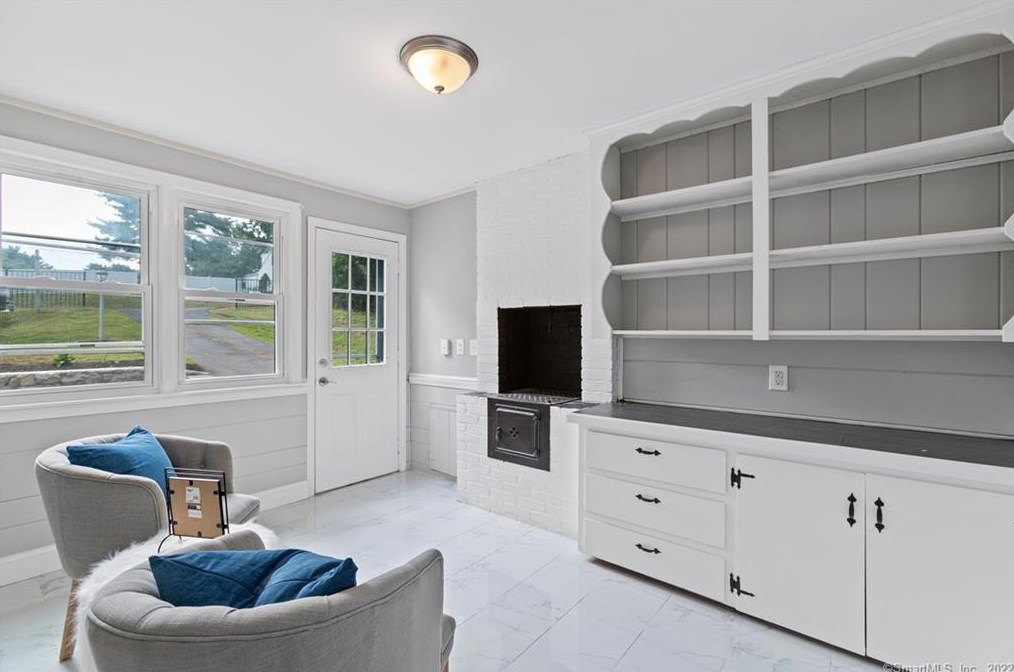 29 Barry Ln, Simsbury CT  06070-2001 exterior