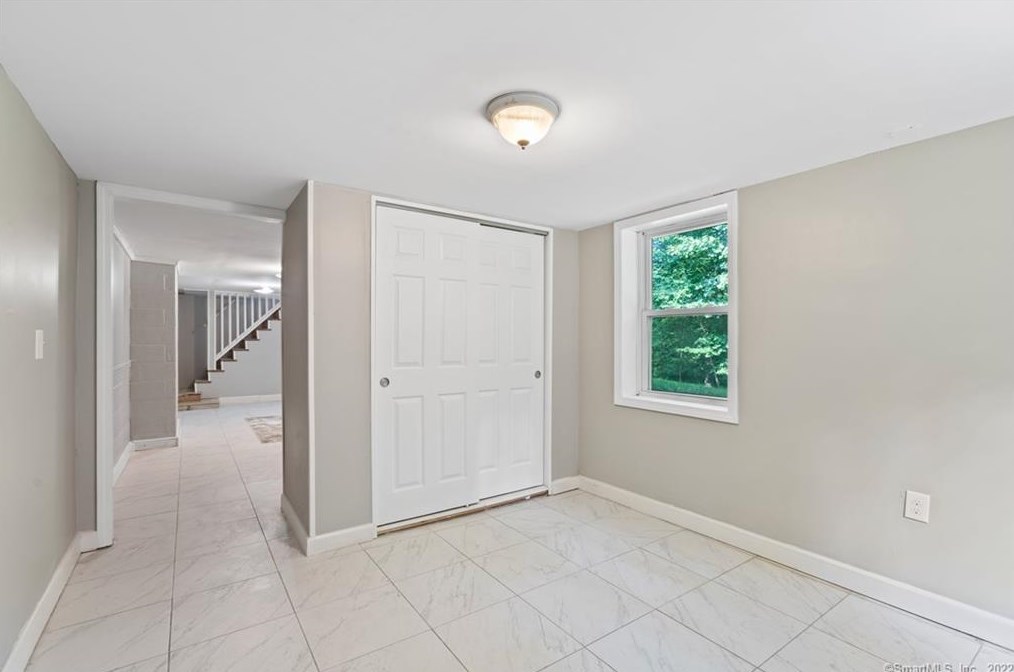 29 Barry Ln, Simsbury CT  06070-2001 exterior