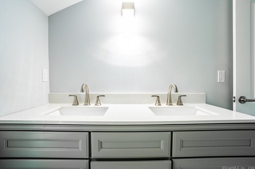 810 Hamilton Ave, Watertown CT  06795-2309 exterior