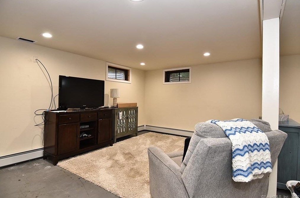 100 Sandy Ln, Meriden CT 06450-7023 exterior