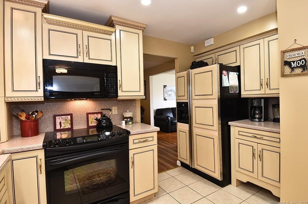 100 Sandy Ln, Meriden CT 06450-7023 exterior