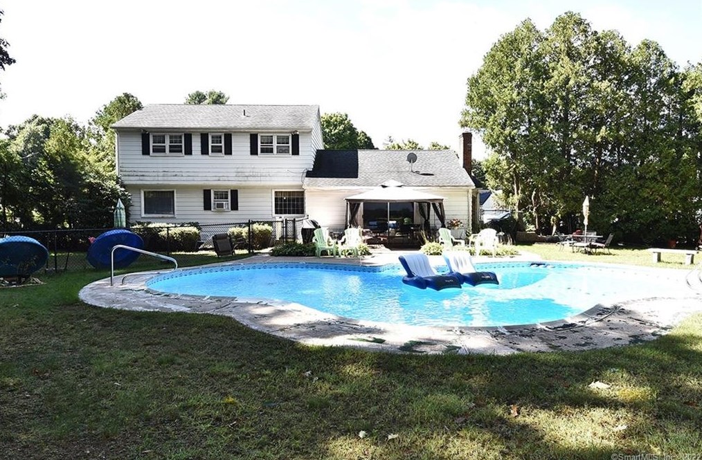 100 Sandy Ln, Meriden CT 06450-7023 exterior