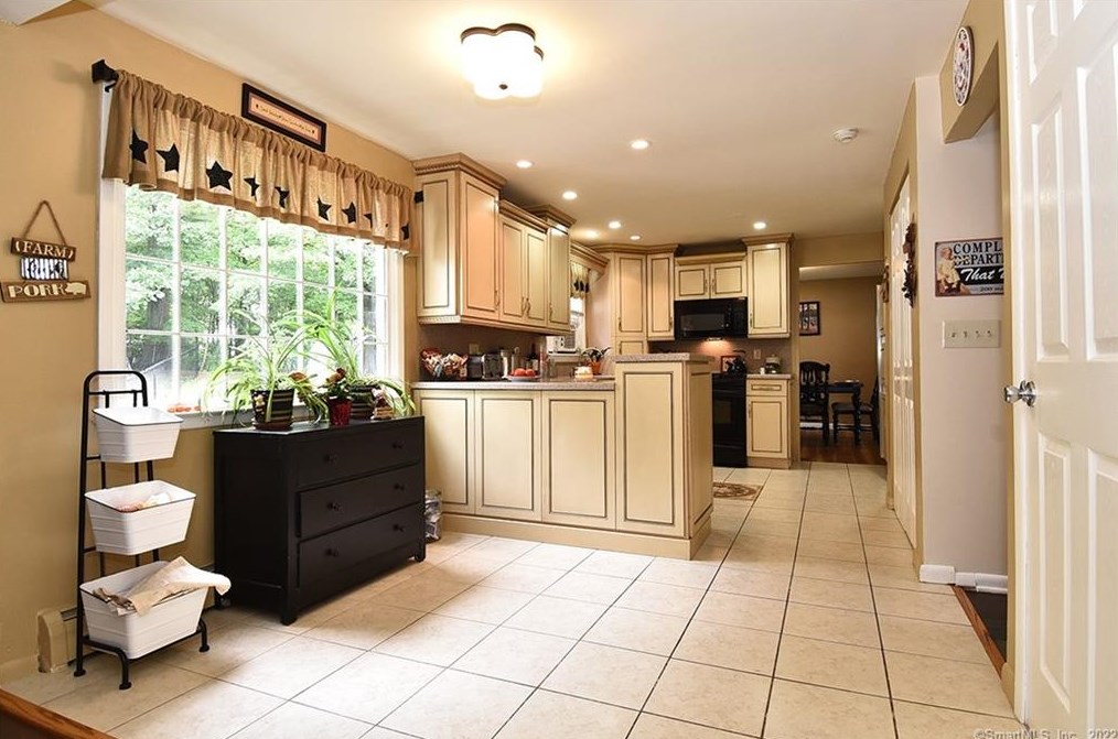 100 Sandy Ln, Meriden CT 06450-7023 exterior