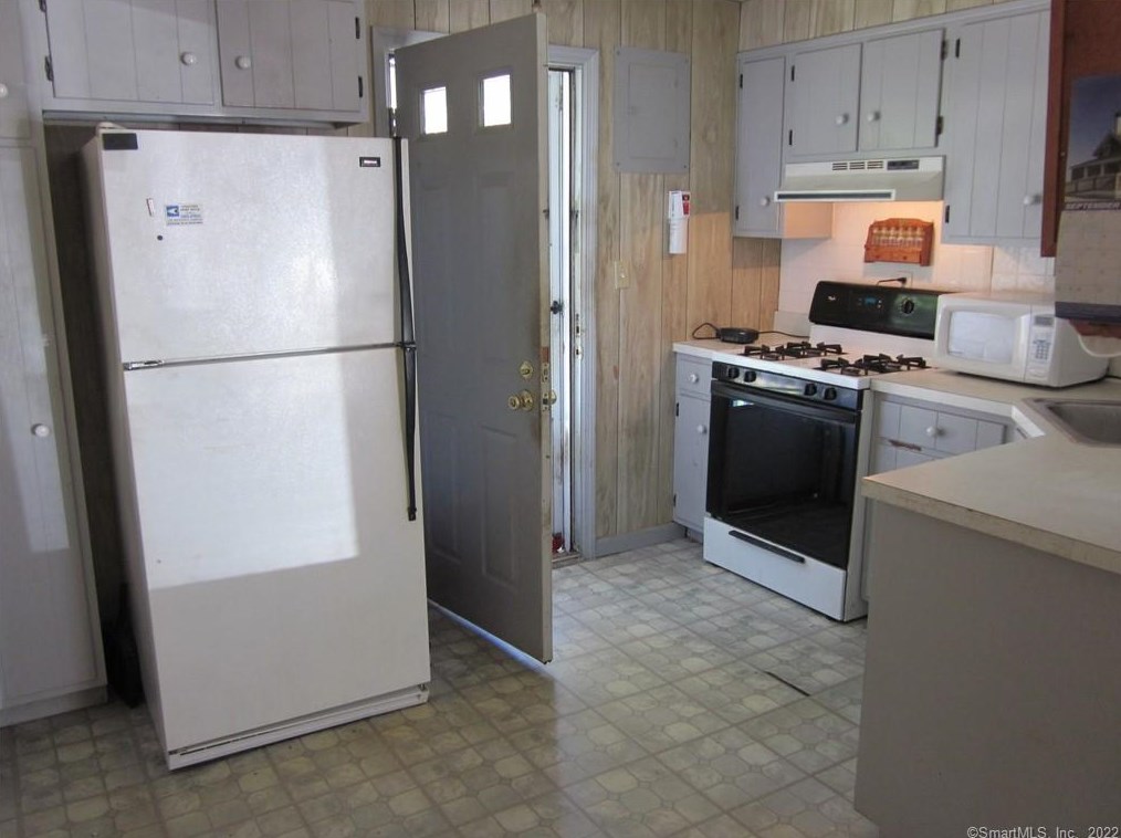 34 Sikorsky Pl, Stratford CT  06614-3729 exterior