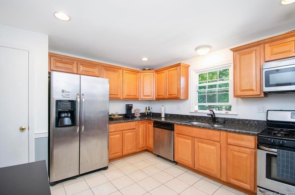 5 Bittersweet Dr, Hartford CT 06108-1201 exterior