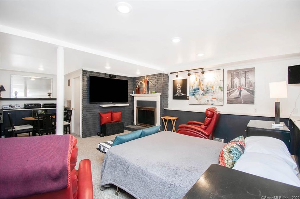 5 Bittersweet Dr, Hartford CT 06108-1201 exterior