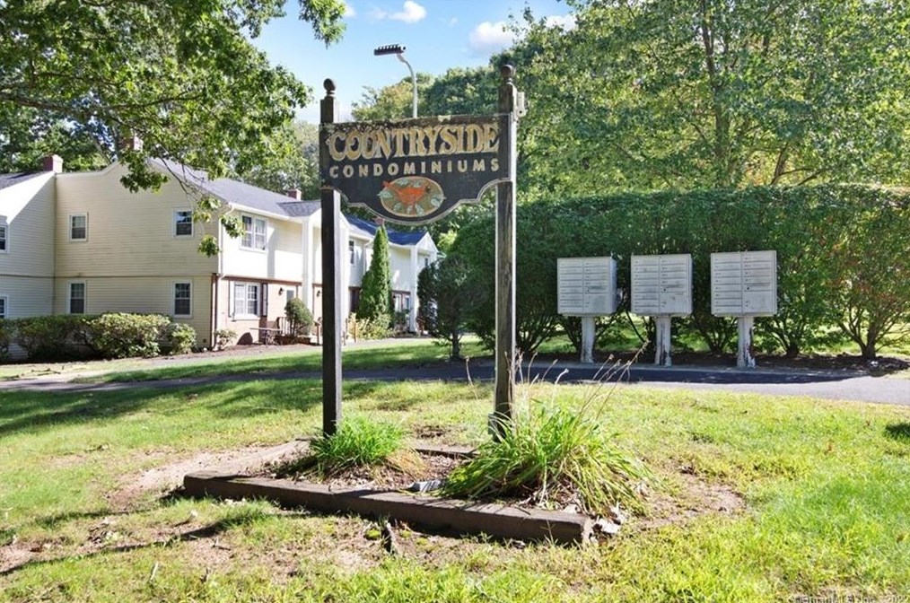 6 Carolina Dr, Chesterfield CT  06370-1647 exterior
