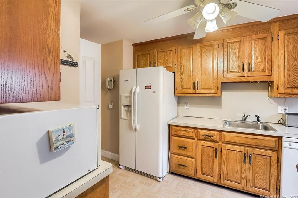 960 Jennings Rd, Fairfield CT  06824-4630 exterior
