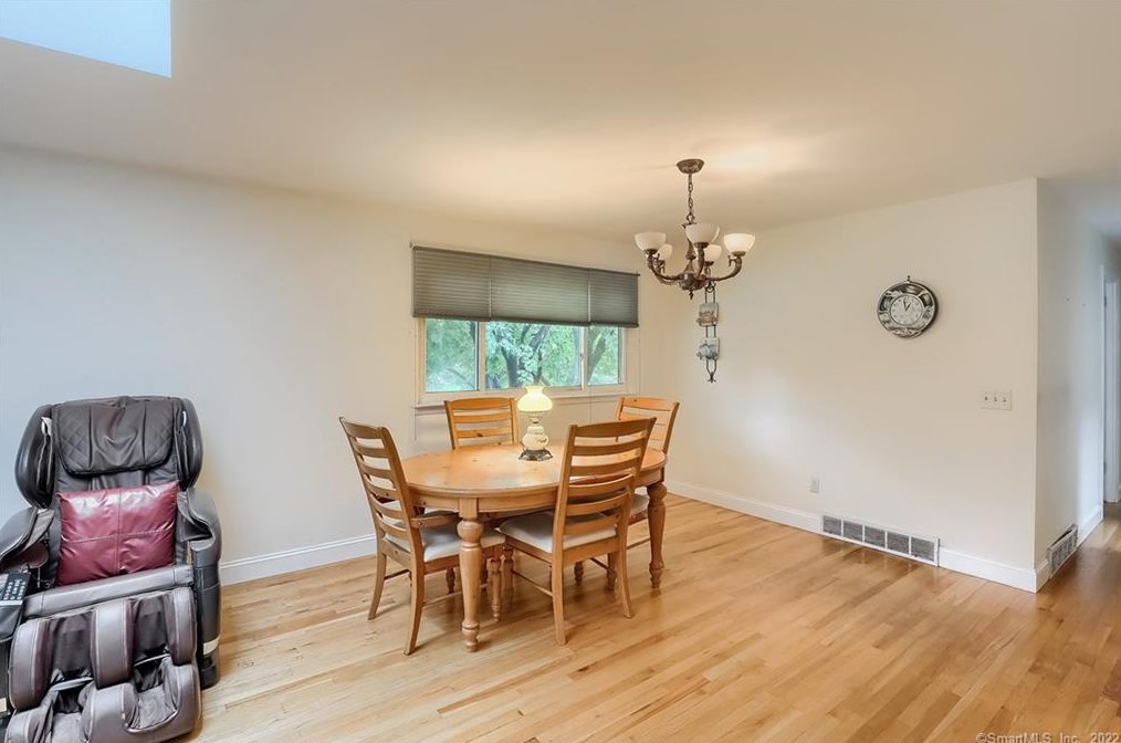 960 Jennings Rd, Fairfield CT  06824-4630 exterior