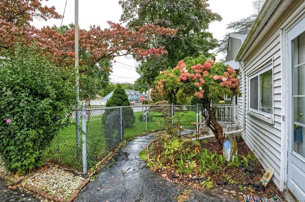 960 Jennings Rd, Fairfield CT  06824-4630 exterior